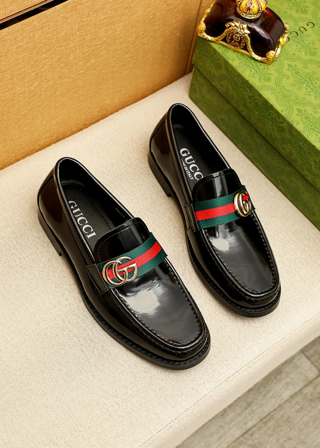 Men's shoes 💰480 💐 Product trademark: GUCCI "Gucci" casual leather shoes Regular size: 38-44 (45.46🉑️customized) Product materials: Selected imported first-layer open-edge beaded cowhide leather upper + luxury hardware buckle, imported water-dyed cowhide leather lining. Strong three-dimensional visual effect, original outsole color: 2 colors available